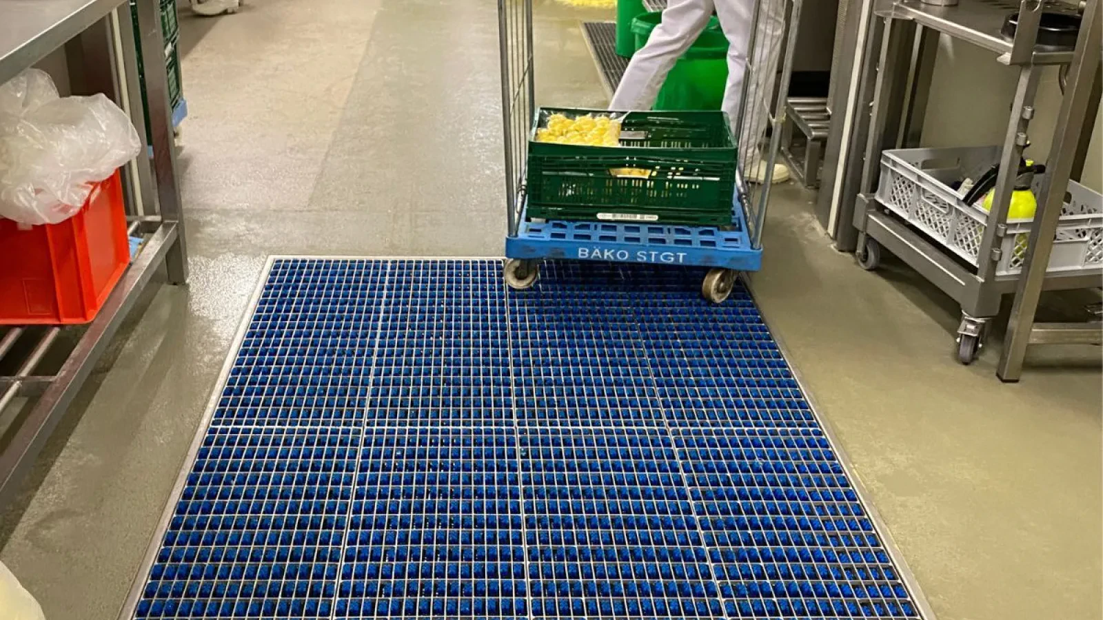 Food-production route with daily cleaning