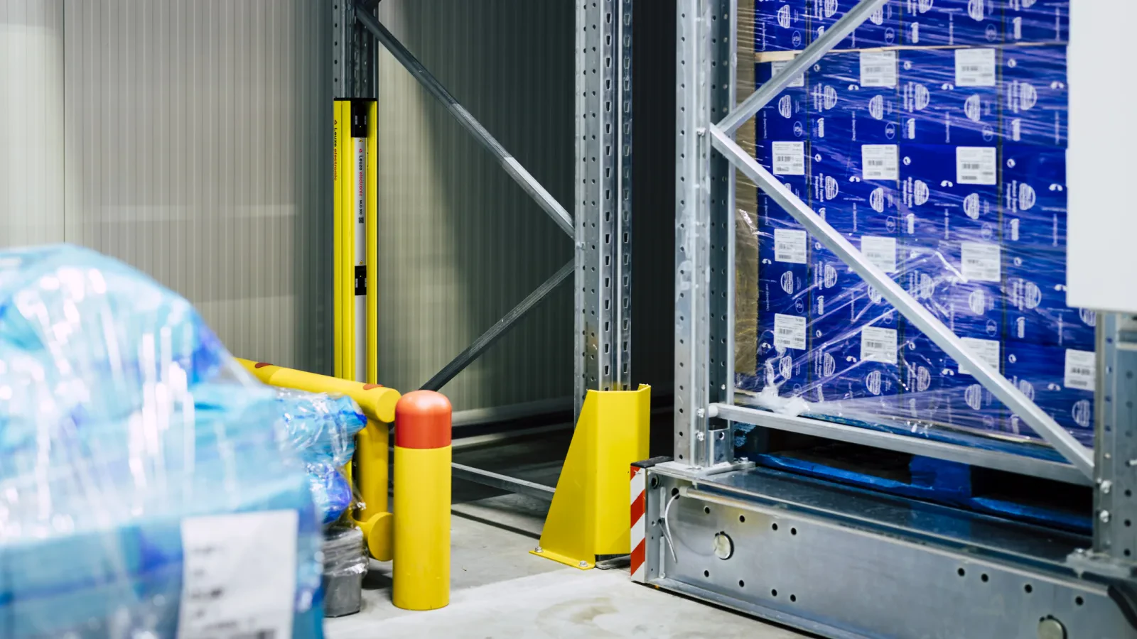 Aisle protection beside a rack row