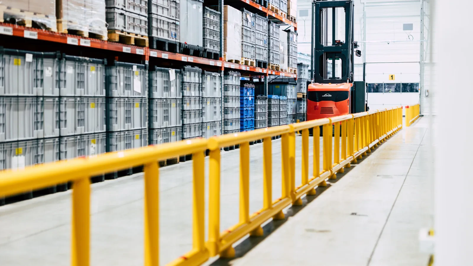 Guardrail along a racking aisle