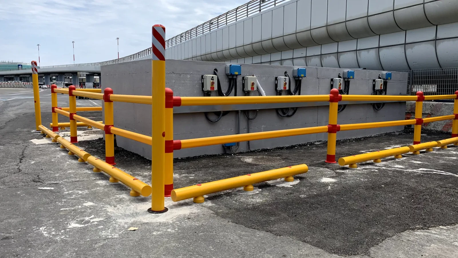 Physical separation at an outdoor platform edge