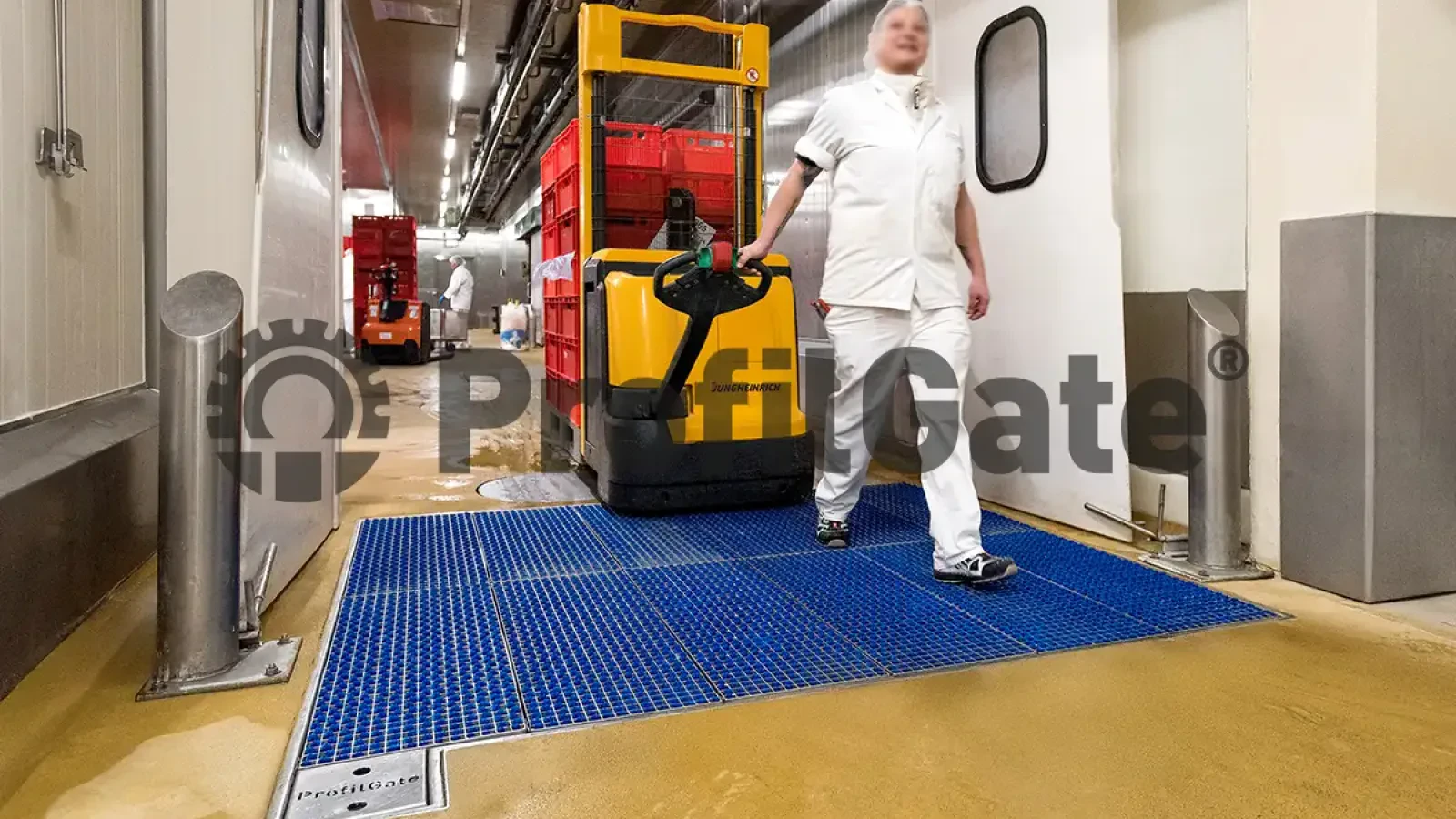 Raklapemelő nedves átjárón