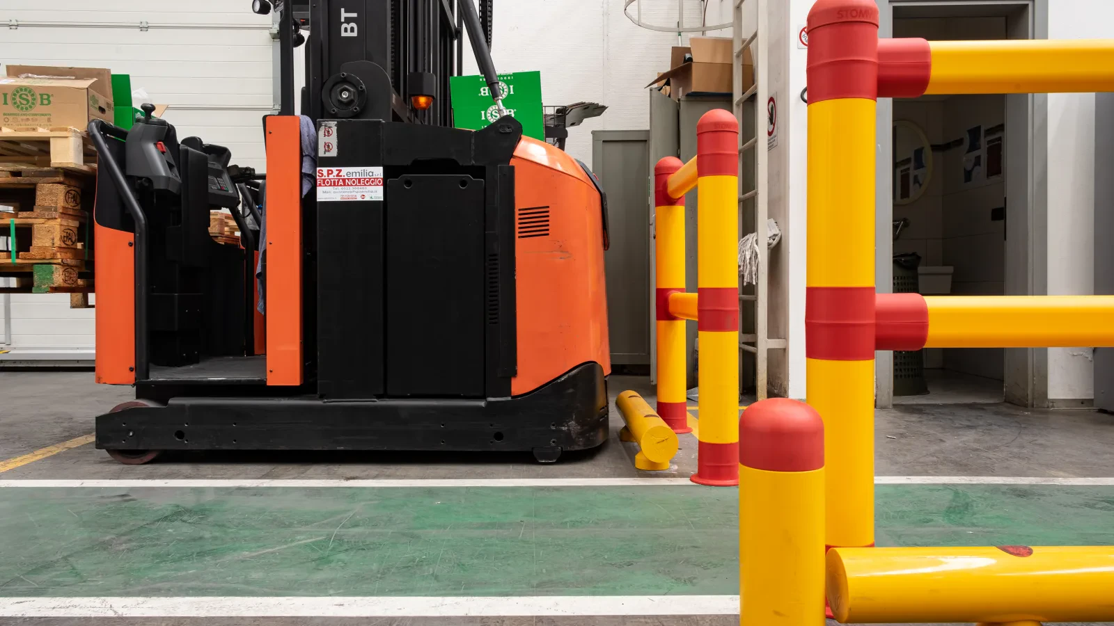 Guidance beside machinery and pallet trucks