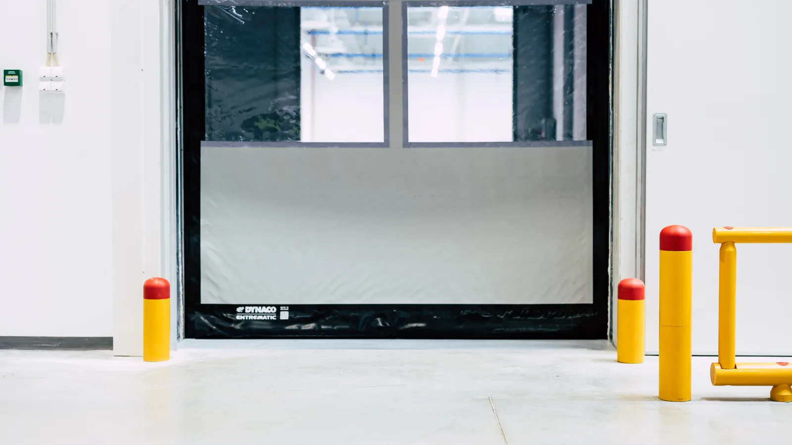 Fast door protected at the sides