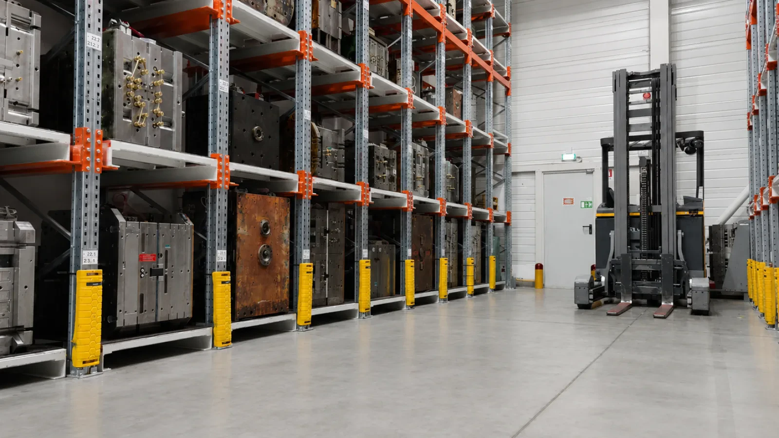 Repeated upright protection along an aisle