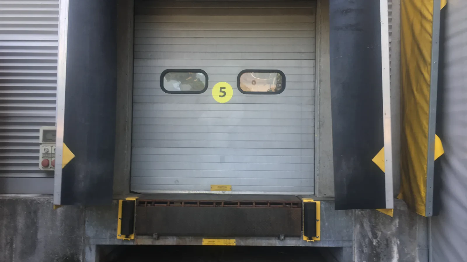 Trailer docking opening