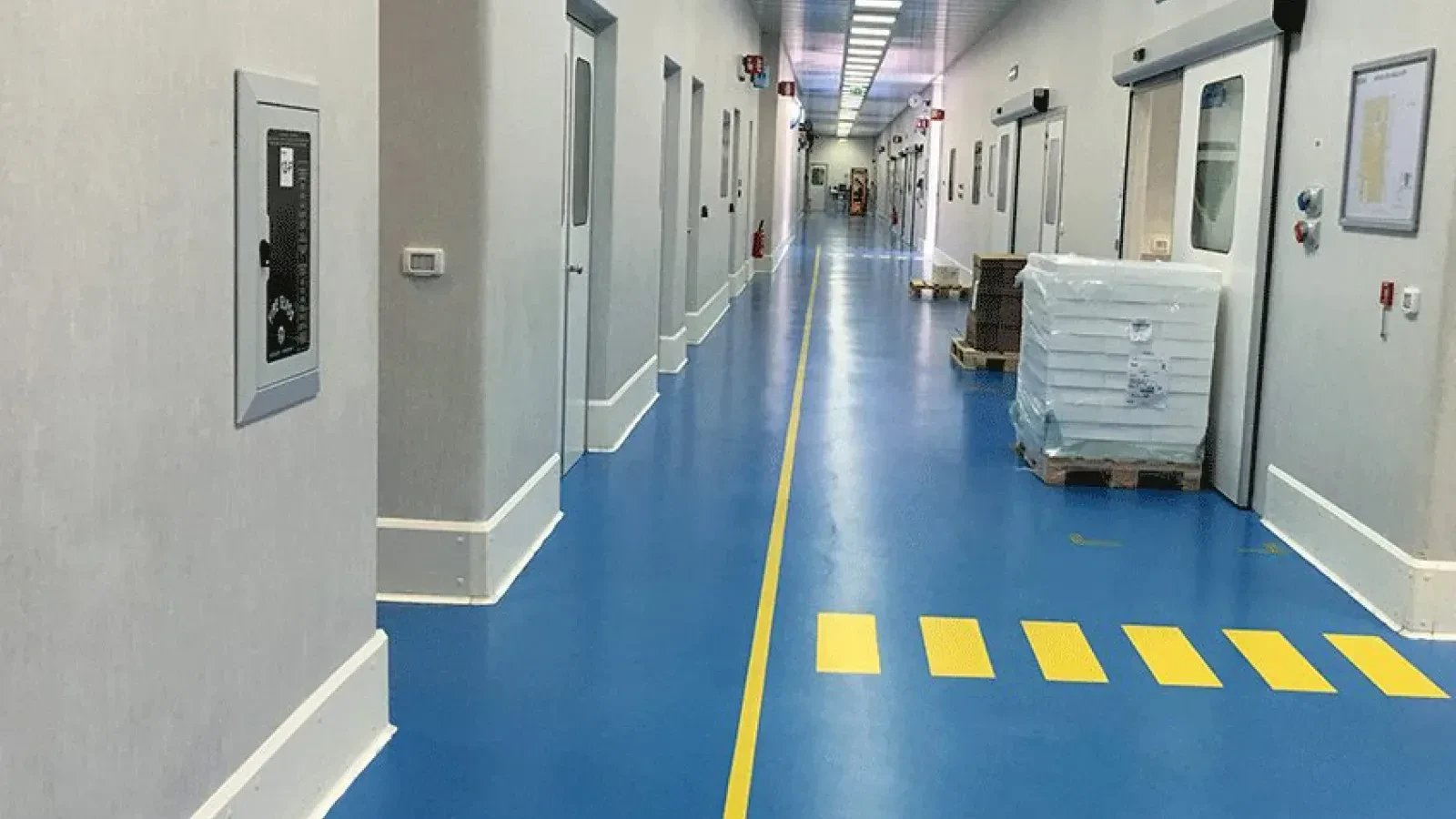 Acces, cozi și trasee unde oamenii și echipamentele se apropie