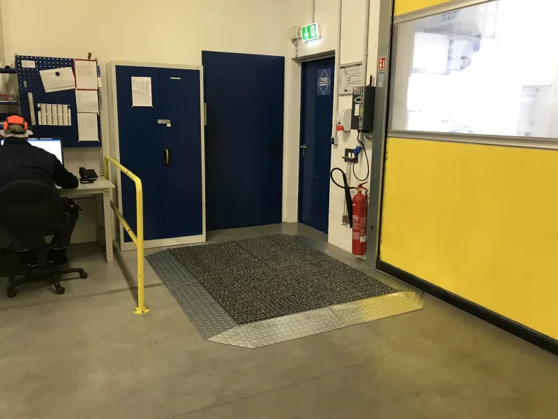 Sole cleaning and hygiene entrances