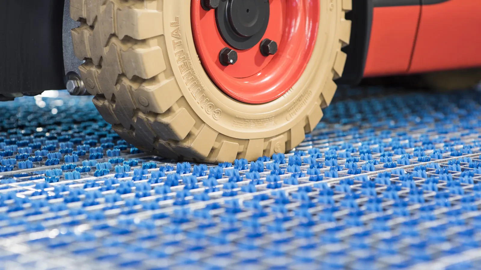 Tyre contact with the active surface